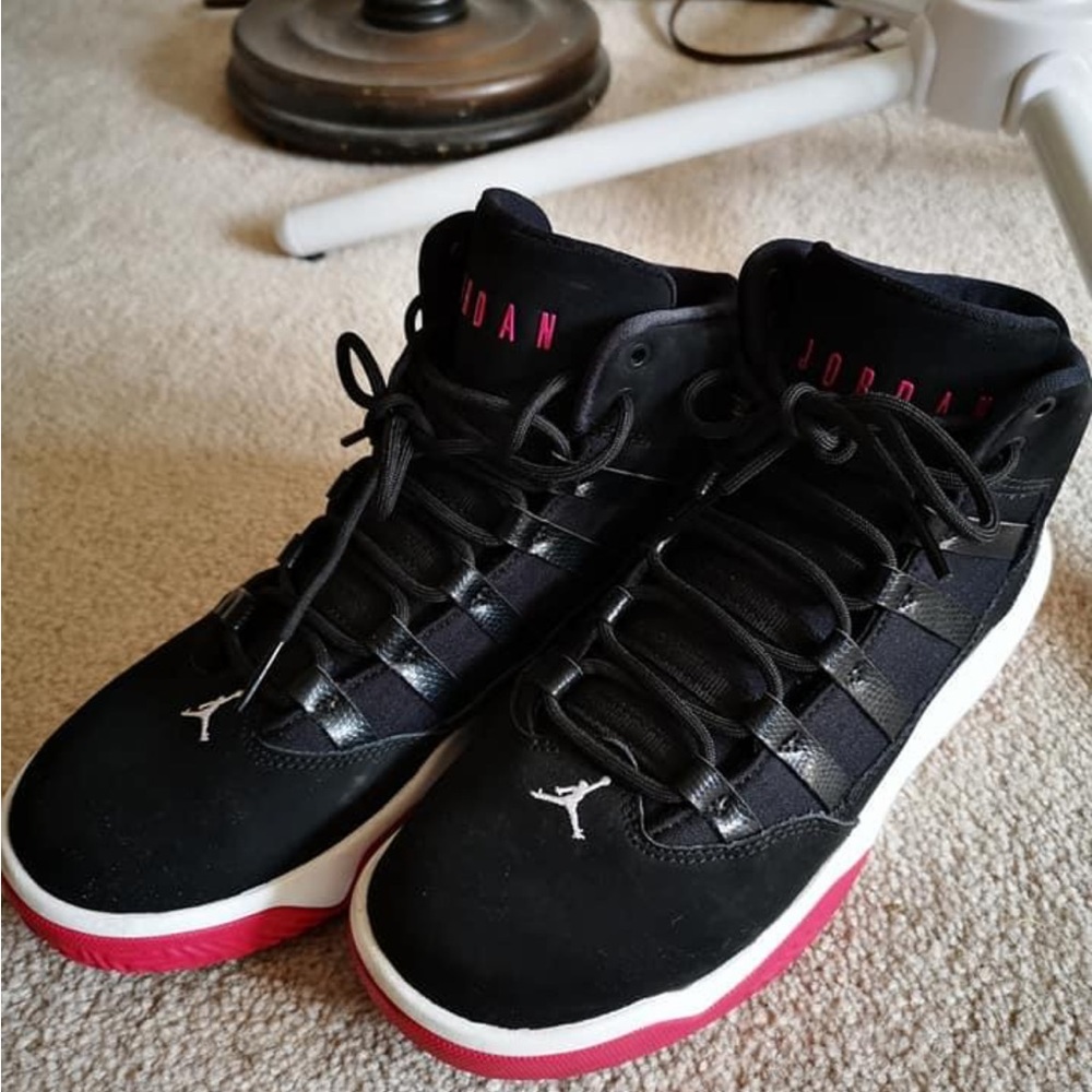Basically new Jordan’s size 7. Worn 3 times.
